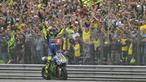 Pebalap legendaris asal Italia, Valentino Rossi, resmi memutuskan akan pensiun dari MotoGP pada akhir musim 2021. (Foto: AP/Geert Vanden Wijngaert)