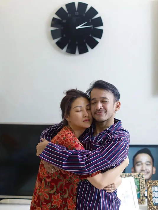 Wendah dengan mata terpejam, saat sang suami pulang salah satu yang dilakukan adalah berpelukan. Hal ini membuat pasangan ini semakin membuat banyak yang iri. (Instagram/ruben_onsu)