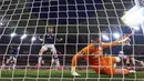 Pemain Manchester United, Rasmus Hojlund (kiri) merayakan gol yang dicetak oleh Casemiro ke gawang Athletic Bilbao dalam laga leg 1 semifinal Liga Europa 2024/2025 di San Mames Stadium, Bilbao, Spanyol, Kamis (01/05/2025) waktu setempat. (AP Photo/Miguel Oses)