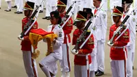 Anggota Pasukan Pengibar Bendera Pusaka (Paskibraka) asal Jawa Timur, Fariza Putri Salsabila membawa baki yang terdapat Sang Merah Putih saat Upacara Peringatan Detik-detik Proklamasi di Istana Merdeka, Jakarta, Kamis (17/8). (Liputan6.com/Pool)