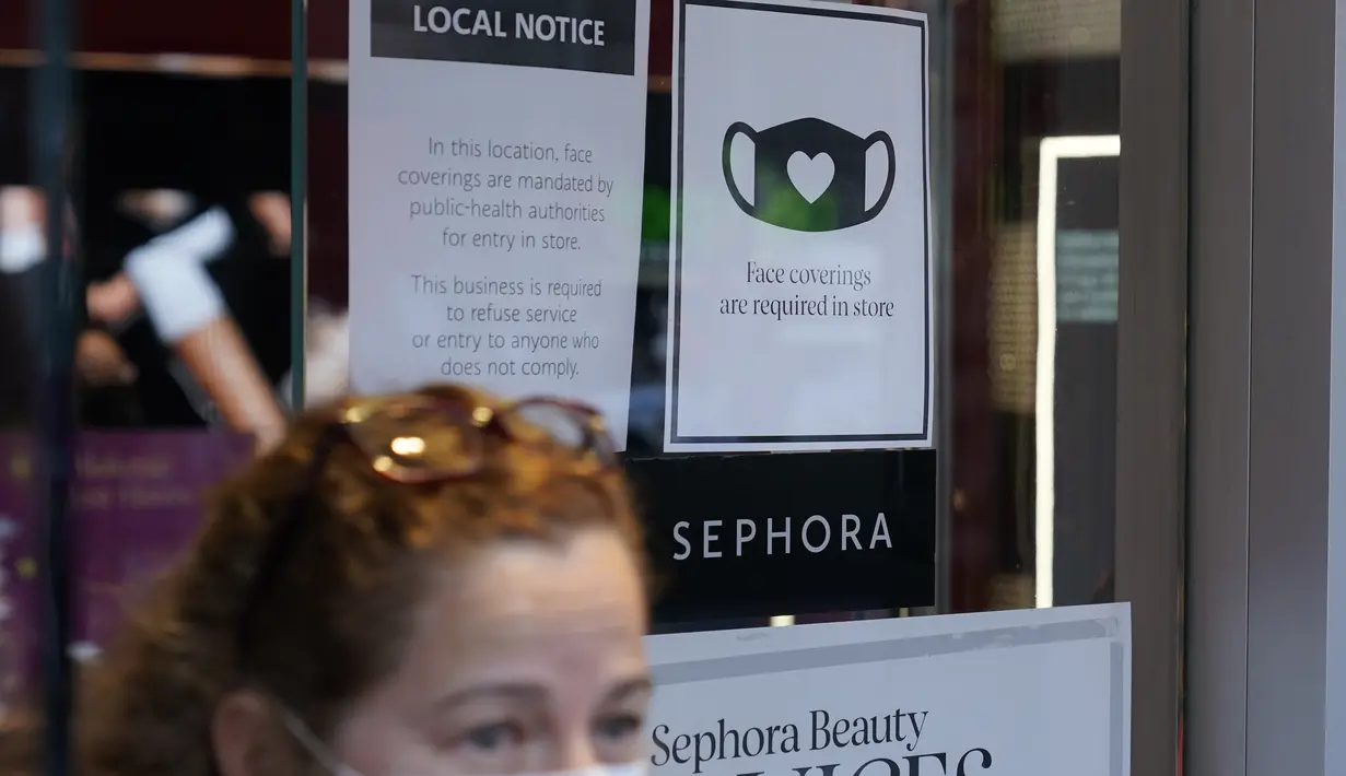 Sebuah tanda mengingatkan pelanggan bahwa masker diperlukan di toko mereka di New York, Senin (13/12/2021). Wajib masker di semua tempat umum dalam ruangan di negara bagian New York mulai berlaku pada Senin ketika para pejabat menghadapi lonjakan kasus COVID-19 dan rawat inap. (AP Photo/Seth Wenig)
