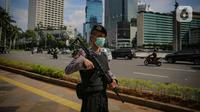 Anggota kepolisian berpatroli keamanan di kawasan Bundaran HI, Jakarta, Rabu (8/4/2020). Tujuannya untuk mengingatkan warga agar mematuhi PSBB dengan tidak keluar rumah tanpa urusan mendesak dan menghindari kerumunan. (Liputan6.com/Faizal Fanani)