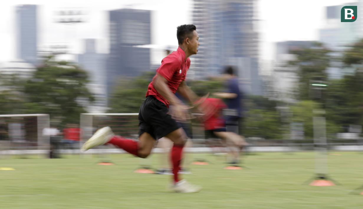 Pemain Timnas Indonesia, Sani Rizki Fauzi, berlari saat latihan di Lapangan G, Senayan, Jakarta, Rabu, (19/2/2020). Pada sesi latihan kali ini Timnas menjalani tes fisik dengan menggunakan alat Smart Gate. (Bola.com/M Iqbal Ichsan)