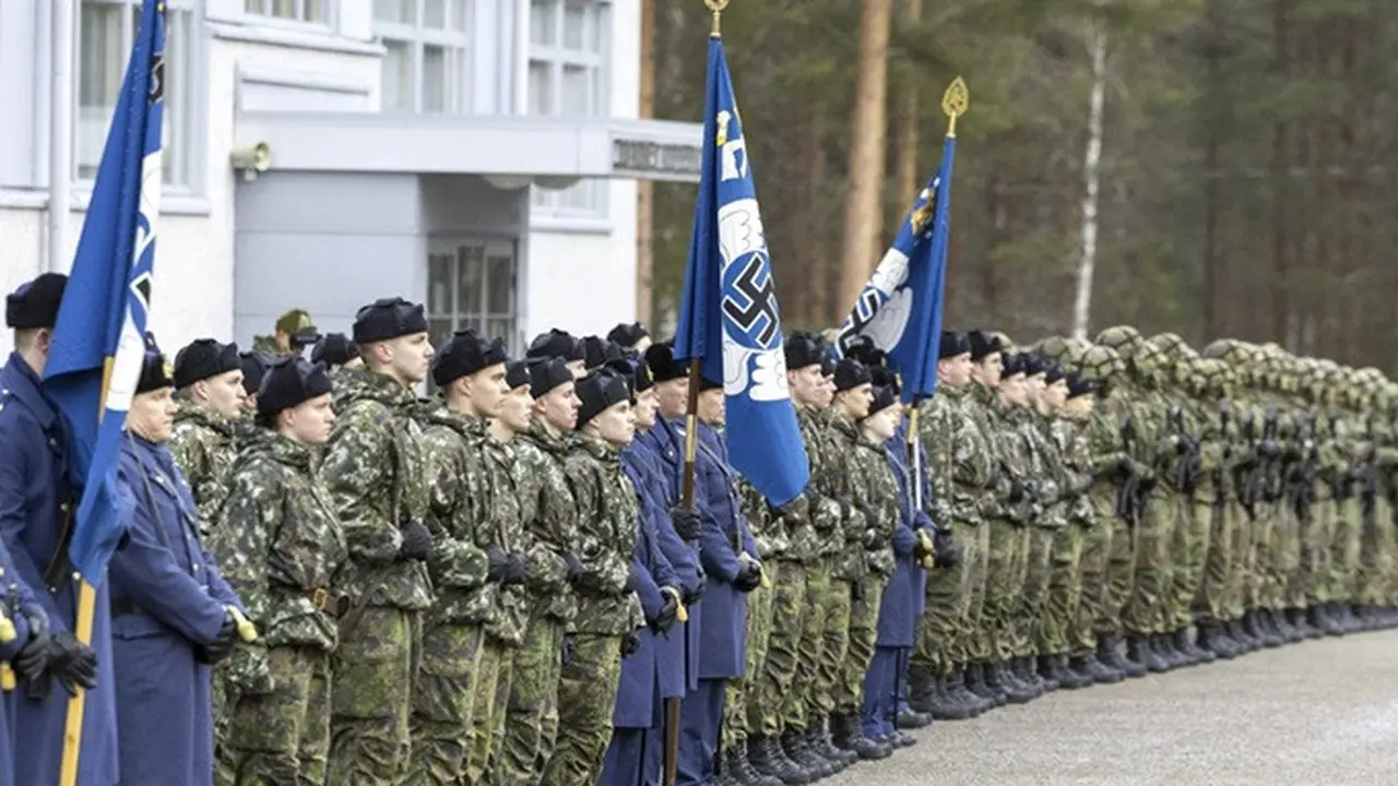 Bendera-bendera Angkatan Udara Finlandia terlihat dalam sebuah parade di Jyvaskyla, Finlandia, pada November 2024.