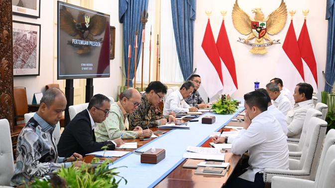 Presiden Prabowo Bahas Isu Strategis dengan Para Menteri di Istana Merdeka
