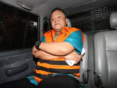 Deputi Bidang Informasi Hukum dan Kerja sama Badan keamanan laut (Bakamla), Eko Susilo Hadi berada di dalam mobil tahanan usai resmi ditahan KPK terkait kasus suap dan korupsi di sektor kelautan., Jakarta, Kamis (15/12). (Liputan6.com/Helmi Afandi)