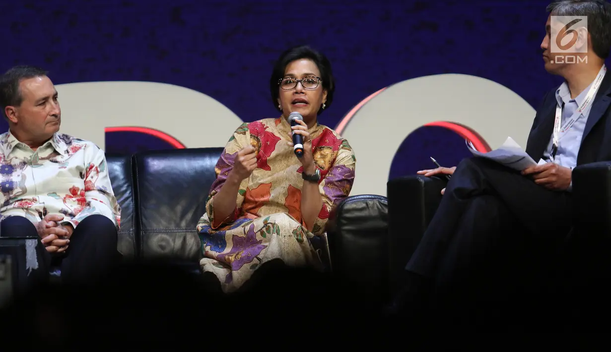 Menteri Keuangan Sri Mulyani (tengah) memberi pemaparan saat menjadi pembicara dalam 4th Congress of Indonesian Diaspora di Kota Kasablanka, Jakarta, Sabtu (1/7). (Liputan6.com/Angga Yuniar)