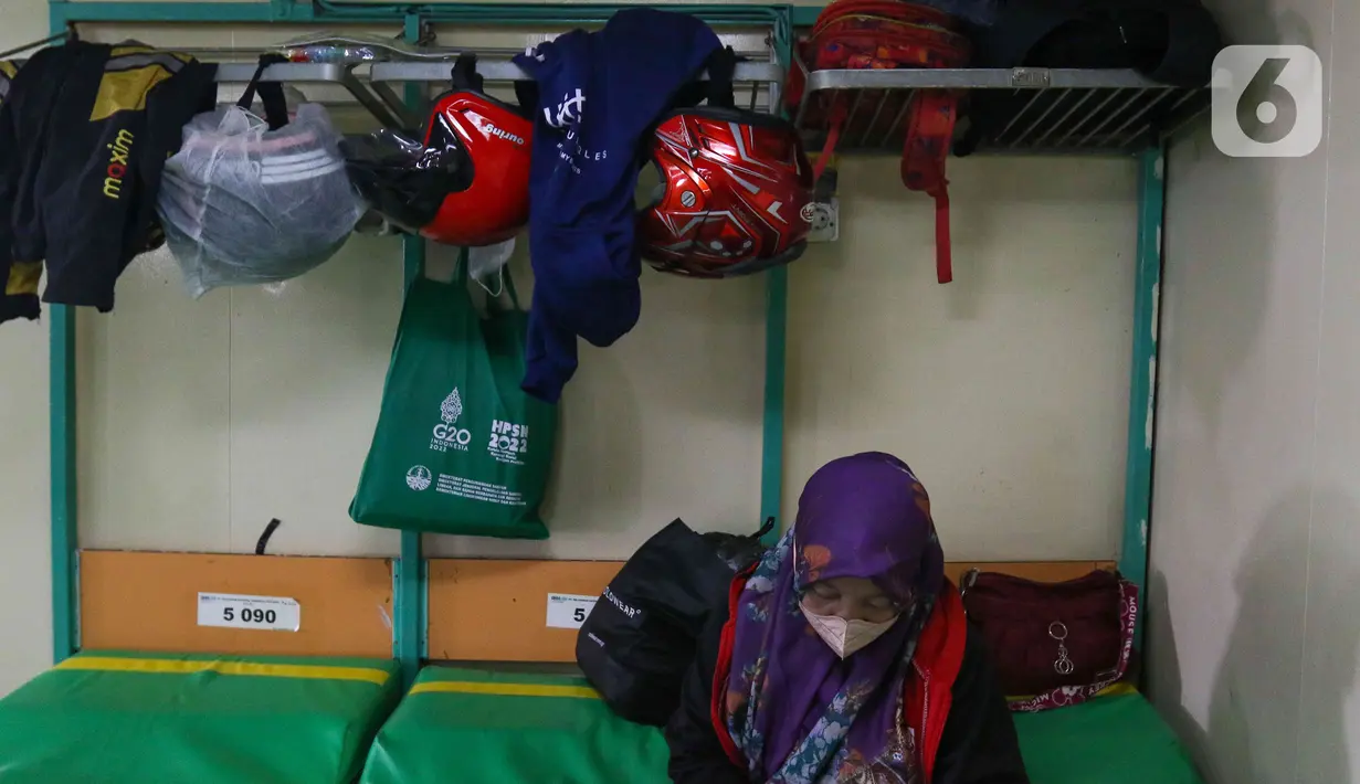 <p>Seorang pemudik beristirahat di dalam Kapal KM Dobonsolo tujuan Semarang di Pelabuhan Indonesia 2, Tanjung Priok, Jakarta Utara, Selasa, (26/42022). PT Pelayaran Nasional Indonesia (Persero) memprediksi penumpang kapal pada musim mudik 2022 ini bisa menembus 417.676 orang selama periode H-15 hingga H+15 Lebaran. (Liputan6.com/Herman Zakharia)</p>