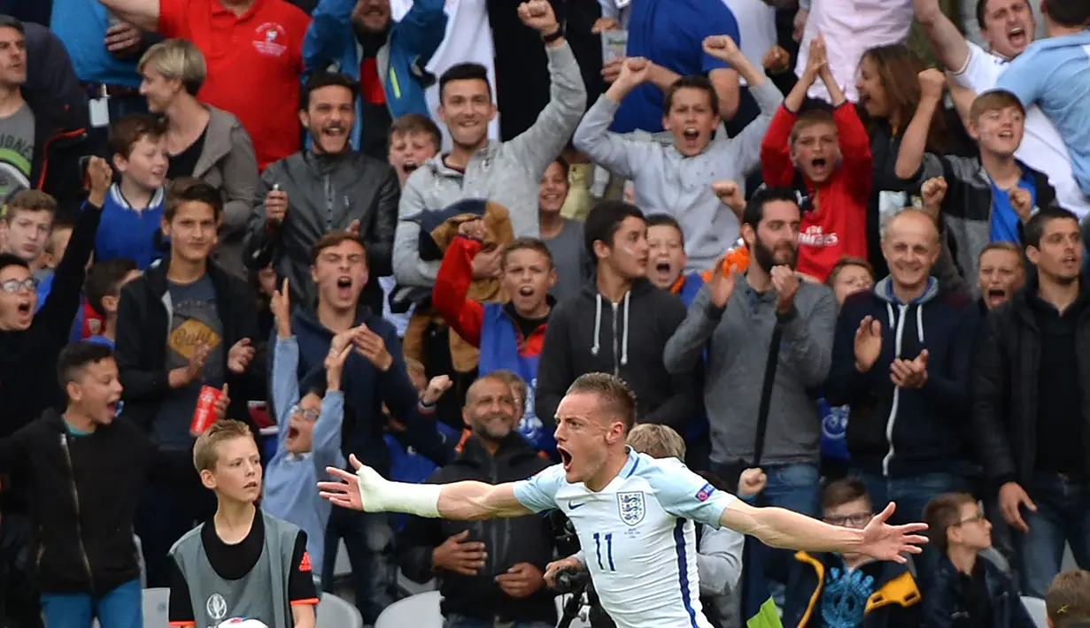 Jamie Vardy merayakan golnya ke gawang Wales yang membuat kedudukan menjadi imbang 1-1 pada laga Euro 2016 grup B di Stadion Bollaert-Delelis, Lens, Kamis (16/6/2016). (AFP/Denis Charlet)