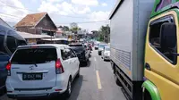 Antrian kendaraan dari dua membuat Satlantas Polres Garut, Jawa Barat menerapkan CB one way secara bergantian dari dua arah di jalur mudik lebaran 2023 Limbangan-Malangbong Garut, hingga siang ini. (Liputan6.com/Jayadi Supriadin)