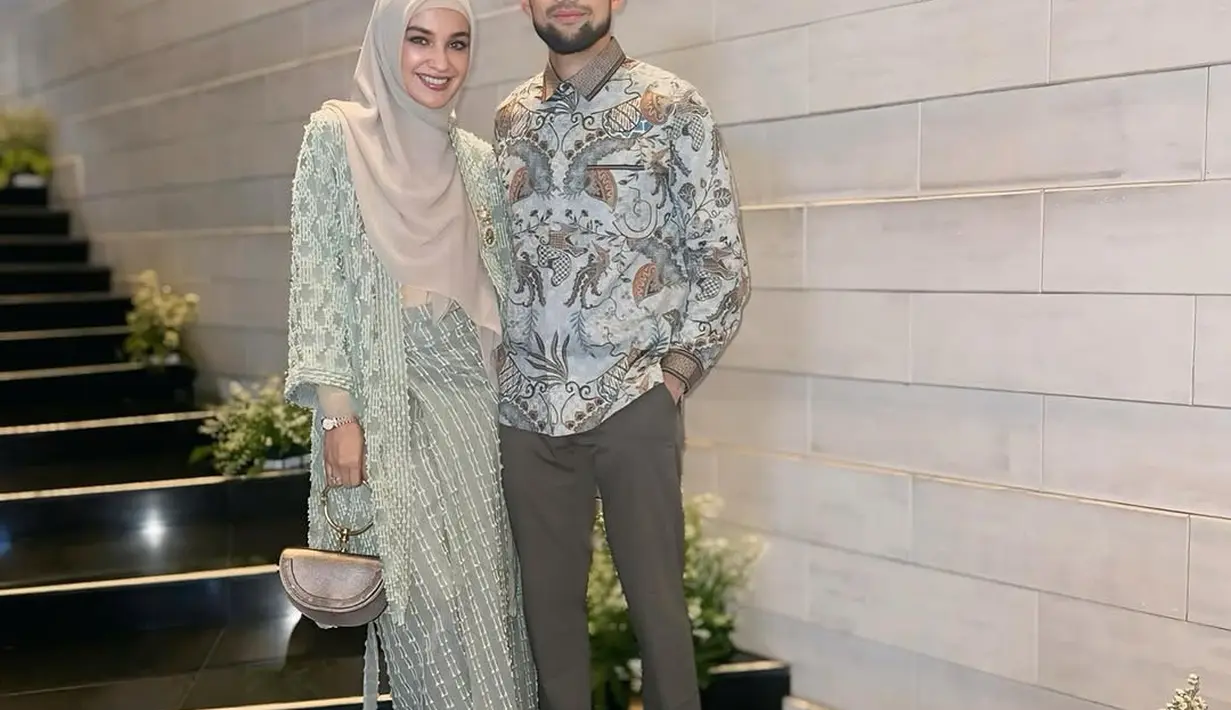Untuk tampilan ke acara formal seperti kondangan, inspirasi dari Shireen Sungkar ini bisa dicoba. Hijab segi empat dengan salah satu sisi panjang yang disampirkan di bahu memberikan kesan elegan. Hijab ini dipadukan dengan long outerwear dan rok lace warna tosca yang memberikan nuansa mewah dan anggun. [@shireensungkar].