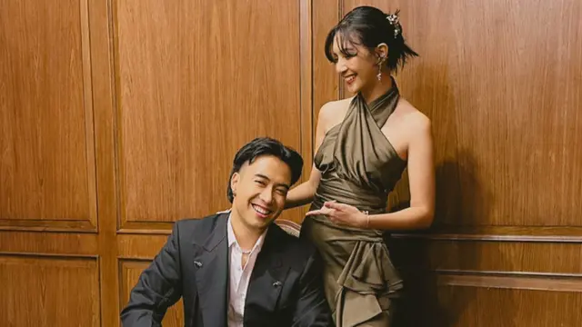 Gaya Serasi Duta Kondangan Vidi Aldiano-Sheila Dara di Pernikahan Adinda Thomas, Vidi Pilih Pakai Loafers Rp19jutaan