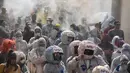 Orang-orang berkostum astronot NASA dalam perang tepung selama perayaan 'Ash Monday' di pelabuhan Galaxidi, Yunani, 11 Maret 2019. Pesta itu sebagai pertanda akhir musim karnaval dan awal periode hari Prapaskah sampai Paskah Ortodoks. (ARIS MESSINIS/AFP)