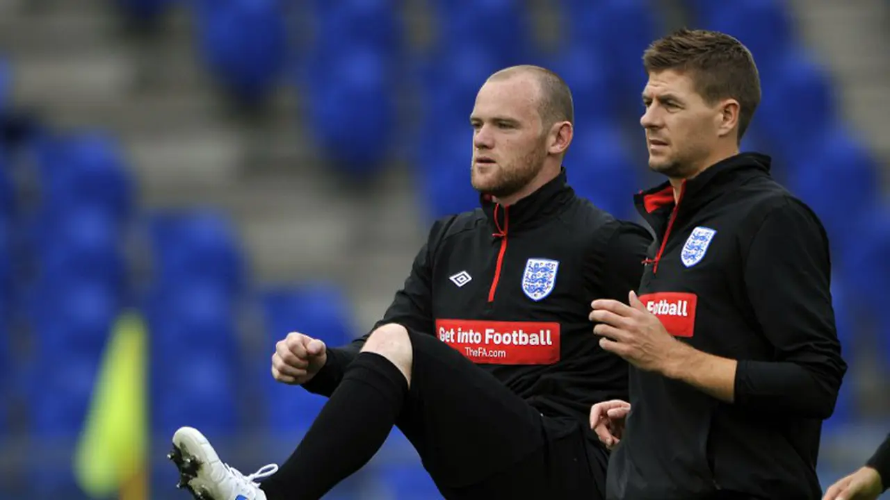 Steven Gerrard dan Wayne Rooney
