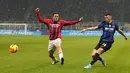 Pemain AC Milan Davide Calabria (kiri) mencoba untuk memblokir tembakan dari pemain Inter Milan Ivan Perisic pada pertandingan sepak bola Liga Italia di Stadion San Siro, Milan, Italia, 5 Februari 2022. AC Milan menang 2-1. (AP Photo/Antonio Calanni)