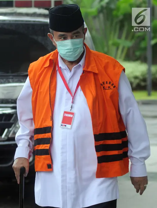 Bupati Bandung Barat Abubakar tiba di gedung KPK, Jakarta, Selasa (24/4). Abubakar menerima suap dari sejumlah kepala dinas untuk keperluan politik istrinya, Elin Suharliah sebagai calon Bupati Bandung Barat dalam Pilkada 2018. (Merdeka.com/Dwi Narwoko)
