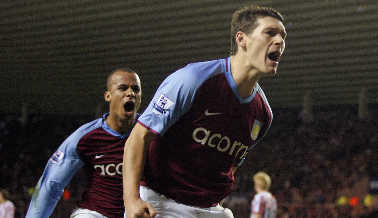 Gareth Barry. Gelandang bertahan yang telah pensiun pada Agustus 2020 bersama WBA ini tercatat sebagai pemain dengan penampilan terbanyak di Liga Inggris yaitu 653 penampilan. Pemain aktif yang mendekati rekornya adalah pemain Liverpool, James Milner dengan 575 penampilan. (AFP/Graham Stuart)