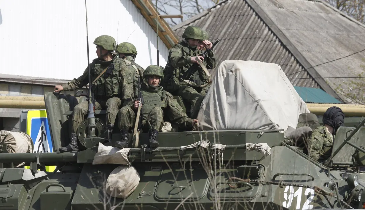 Prajurit angkatan bersenjata Rusia bersiaga di atas kendaraan lapis baja saat patroli usai serangan bom bunuh diri di Stavropol, Rusia (11/4). Serangan teror tersebut, terdapat ada tiga ledakan bom bunuh diri. (REUTERS/Eduard Korniyenko)