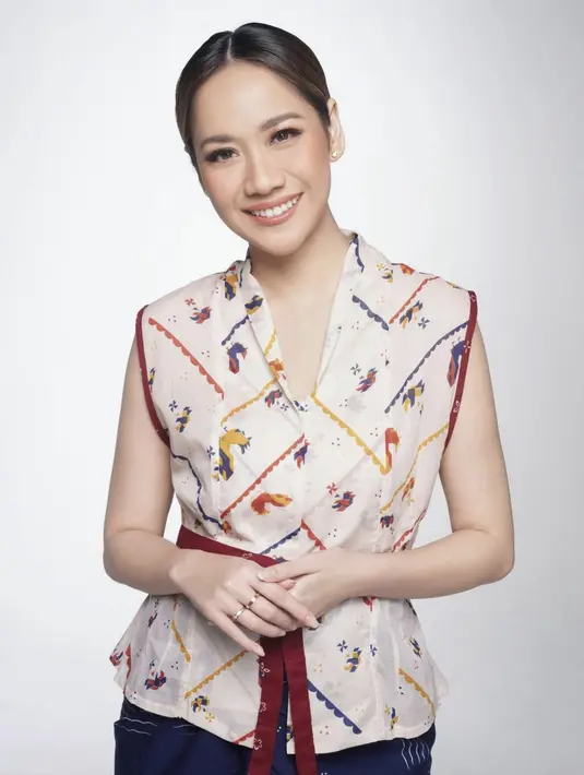 Kali ini BCL juga tampak begitu elegan dalam kebaya kasual yang bisa digunakan di segala kesempatan.  [Foto: Instagram/ Bclsinclair]