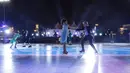 Para seniman tampil dalam pembukaan arena seluncur es di VDNKh, Pameran Prestasi Ekonomi Nasional, di Moskow, Rusia, pada Jumat (26/11/2021). Arena es buatan luar ruangan itu mempunyai luas 20.000 meter persegi. (AP Photo/Alexander Zemlianichenko Jr)