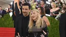  Penyanyi Madonna bersama desainer Riccardo Tisci tiba menghadiri ajang Met Gala 2016 di Metropolitan Museum of Art, New York, Senin (2/5). (AFP/Larry Busacca)