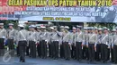 Sejumlah anggota Korlantas Polri bersiap mengikuti apel gelar Pasukan Patuh Jaya 2016 di lapangan Korlantas Polri, Jakarta, Senin (16/5). Apel gelar pasukan ini dipimpin Wakakorlantas, Brigjen Pol Indrajit. (Liputan6.com/Gempur M Surya)