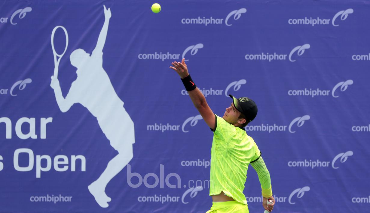Enzo Couacaud melepaskan servis saat melawan David Susanto pada laga perdelapan final Combiphar Indonesia Open 2017 di Hotel Sultan, Rabu (8/2/2017). Enzo mengalahkan David 4-6, 6-3, 6-4. (Bola.com/Nicklas Hanoatubun)