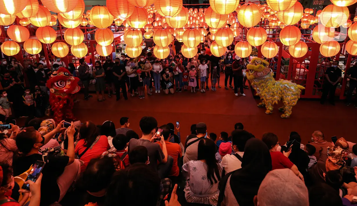 Barongsai beratraksi di salah satu pusat perbelanjaan di mal kawasan Jakarta, Minggu (30/1/2022). Dalam rangka menyambut Tahun Baru Imlek, Mal di Jakarta menghadirkan atraksi barongsai yang untuk menghibur pengunjung dan menarik daya beli masyarakat. (Liputan6.com/Johan Tallo)