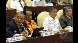 Ketua KNKT Tatang Kurniadi (kiri), Kepala Basarnas, Bambang Soelistyo, Menhub Jonan saat menghadiri raker dengan Komisi V DPR terkait perkembangan AirAsia QZ8501 di Gedung DPR, Senayan, Jakarta, Selasa (20/1/2015). (Liputan6.com/Andrian M Tunay)