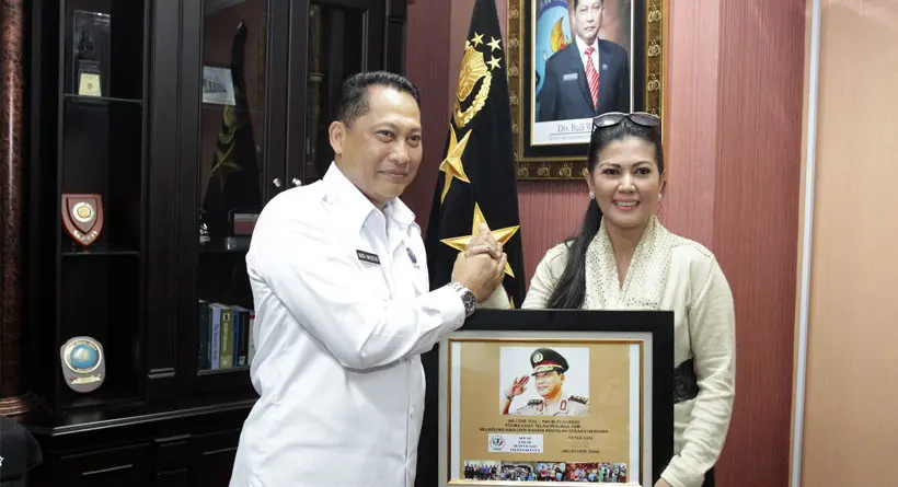 Helsi Herlinda bersama Kepala Badan Narkotika Nasional (BNN), Budi Waseso di kantornya. (istimewa)
