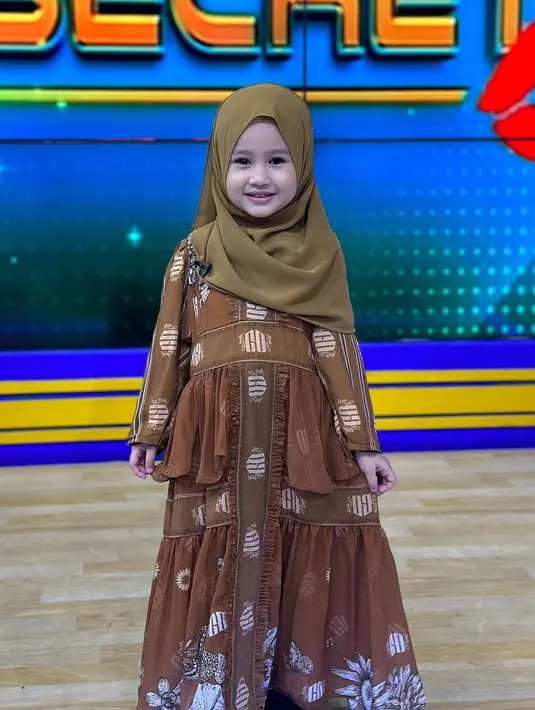 Khalisa juga menjelaskan bisa mengalahkan kakak-kakaknya  dalam berpuasa. “Kalo tiga tahun udah mulai puasa, kalo kak Sajid dan kak Satir kan puasanya 4 tahun. Habis itu kalo Khalisa 3 tahun puasanya, Khalisa bakal menang,” kata Khalisa.  [Instagram/kartikaputriworld]