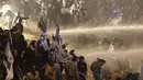 Polisi Israel menggunakan meriam air untuk membubarkan pengunjuk rasa yang memblokir jalan raya selama protes di Tel Aviv, Israel, Senin, 27 Maret 2023. (AP Photo/Oren Ziv)