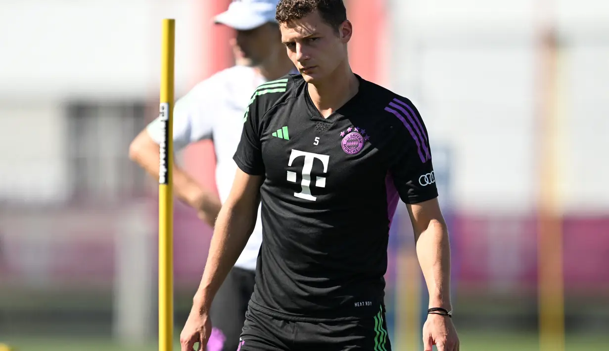 Bek Bayern Munchen itu dilaporkan sedikit lagi akan pindah ke Inter Milan. (Photo by Christof STACHE / AFP)