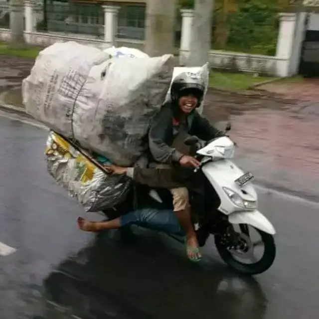 6 Potret Nekat Bonceng Orang Sekaligus Bawa Banyak Barang Ini Bikin Tepuk Jidat