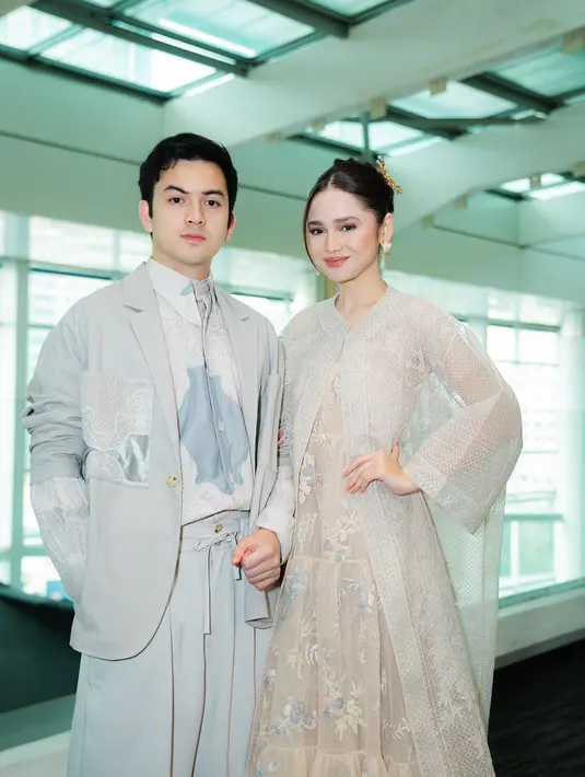Tak hanya Syifa dan Mikha, Rizky Nassar juga memakai ansambel dari SAPTO DJOJOKARTIKO. Dengan Kemeja Organza Bib-Front Yayi, Cotton Oversize Outer dengan Yayi Pocket, dan celana Amba. [@syifahadju]