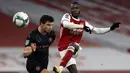 Gelandang Arsenal, Nicolas Pepe (kanan), melepaskan tendangan dalam laga perempatfinal Piala Liga Inggris Carabao Cup melawan Manchester City di Emirates Stadium, London, Selasa (22/12/2020). Arsenal kalah 1-4 dari Manchester City. (AFP/Adrian Dennis)