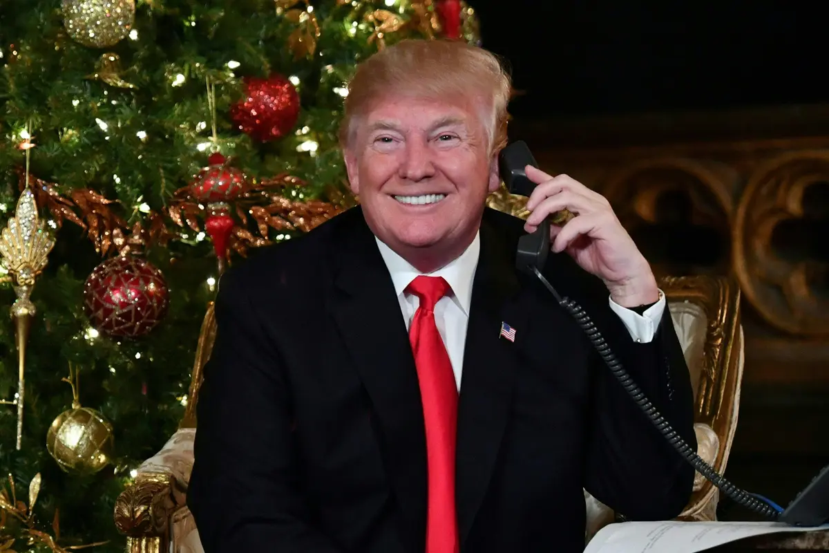 Jadi Sinterklas, Donald Trump dan Istri Sibuk Dengarkan Permintaan Anak-Anak