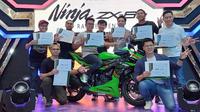 Serah terima Kawasaki Ninja ZX6-R ke konsumen. (ist)
