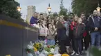 Para pelayat berkumpul meletakkan bunga menyusul pengumuman meninggalnya Ratu Elizabeth II di luar Kastil Windsor di Berkshire, Inggris, Kamis, 8 September 2022. Ratu Elizabeth II meninggal dunia di Balmoral, Skotlandia, dalam usia 96 tahun. (Jonathan Brady/PA via AP)