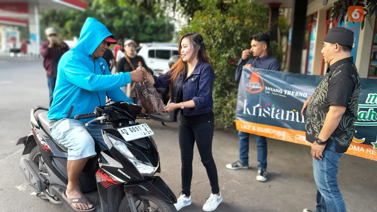 Sambil Bagi Takjil Penyanyi Solo ini Launching Single Kedua