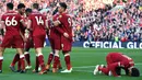Penyerang Liverpool Mohamed Salah (kanan) melakukan sujud syukur saat merayakan golnya dalam pertandingan Liga Inggris melawan Bournemouth di Anfield, Liverpool (14/4). Liverpool meraih kemenangan telak saat melawan Bournemouth. (Anthony Devlin/PA via AP)