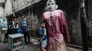 Beberapa tahun terakhir nilai sakral dari salah satu ikon budaya Betawi itu berubah karena ada yang menggunakannya untuk mencari nafkah dengan mengamen di jalan-jalan atau dari rumah ke rumah. (Yasuyoshi CHIBA/AFP)