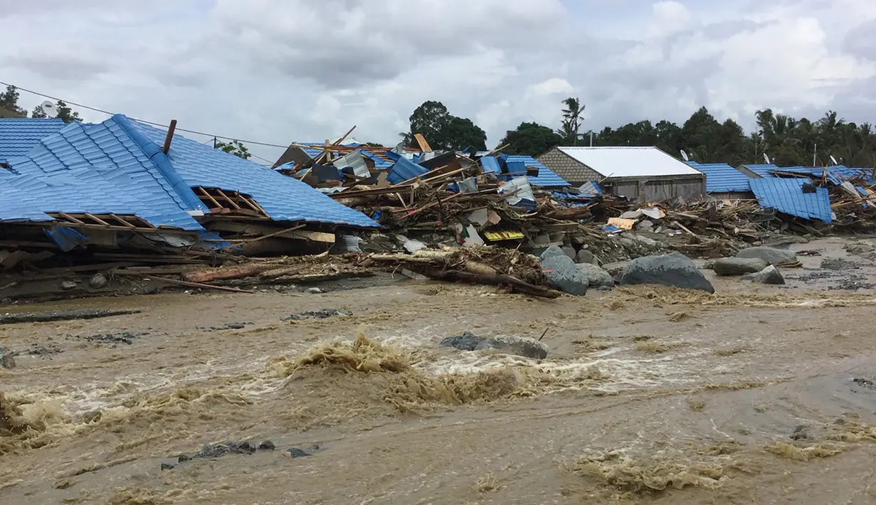 Sejumlah rumah roboh akibat banjing bandang di Kabupaten Sentani, Jayapura, (17/3). Banjir bandang Sentani menewaskan 70 orang dan puluhan luka-luka. (AFP/Netty Dharma Somba)
