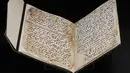 Kondisi penggalan naskah Al-Quran tertua di dunia yang ditemukan di Universitas Birmingham, Inggris, Rabu (22/7/2015). Penanggalan radiokarbon menunjukkan manuskrip itu berusia setidaknya 1.370 tahun. (REUTERS/Peter Nicholls)