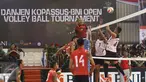 Pertandingan antara tim voli Kopassus melawan Bandung Tectona pada ajang Danjen Kopassus BNI 46 Volley Ball Tournament di Gedung Nanggala Markas Kopassus, Cijantung, Jakarta, Minggu (2/4). Kopassus menang 3-2. (Liputan6.com/Helmi Afandi)