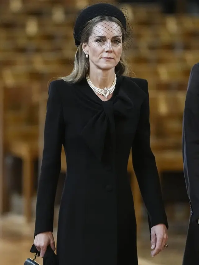 Kate Middleton Tampil Anggun Kalem di Pemakaman Duchess of Kent, Kenakan Kalung Mutiara dan Tas Chanel Vintage