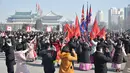 Pemuda dan pelajar menari saat merayakan ulang tahun ke-74 berdirinya Tentara Rakyat Korea di Pyongyang, Korea Utara, Selasa (8/2/2022).  (AFP/Kim Won Jin)