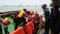 KM Wihan Sejahtera yang angkut ratusan penumpang, tenggelam di Teluk Lamong (Liputan6.com/Dian Kurniawan)
