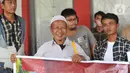 Seorang napi tersenyum saat dibebaskan di Lapas Kedungpane Semarang, Sabtu (2/4/2020). Lapas Kedungpane Semarang akan membebaskan 270 narapidana untuk mencegah penyebaran virus corona. (Liputan6.com/Gholib)