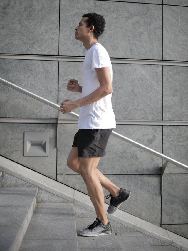 Contoh ilustrasi berolahraga dengan menggunakan tangga